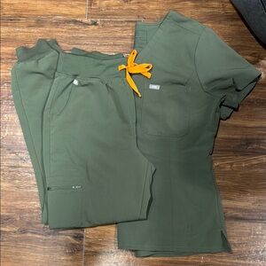 Figs Moss Scrub Set with Bright Orange Tie